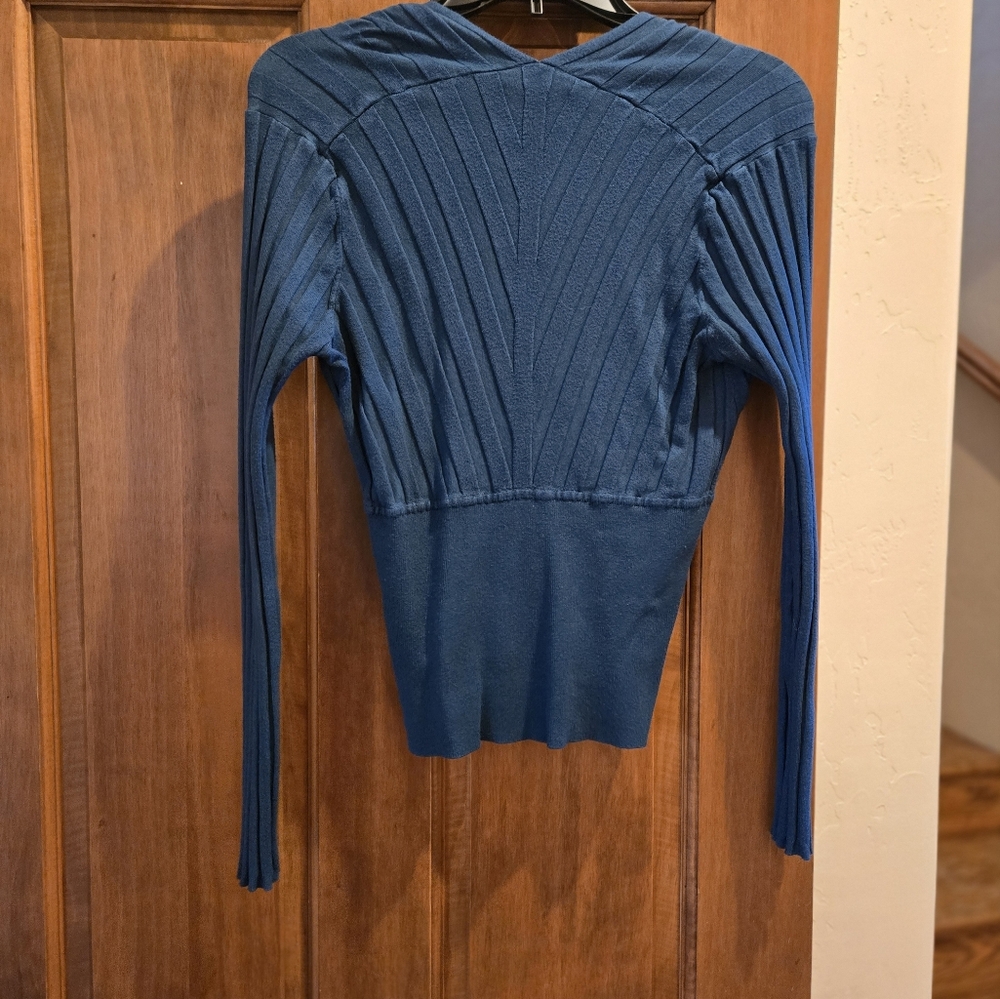 Deep V-neck cropped sweater - Picture 3 of 3